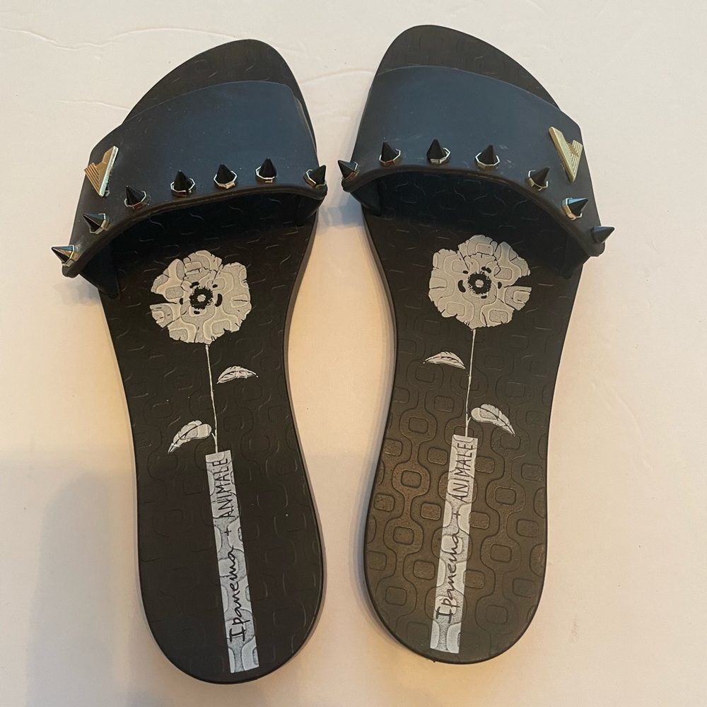 Ipanema black , rubber studded flip flops
